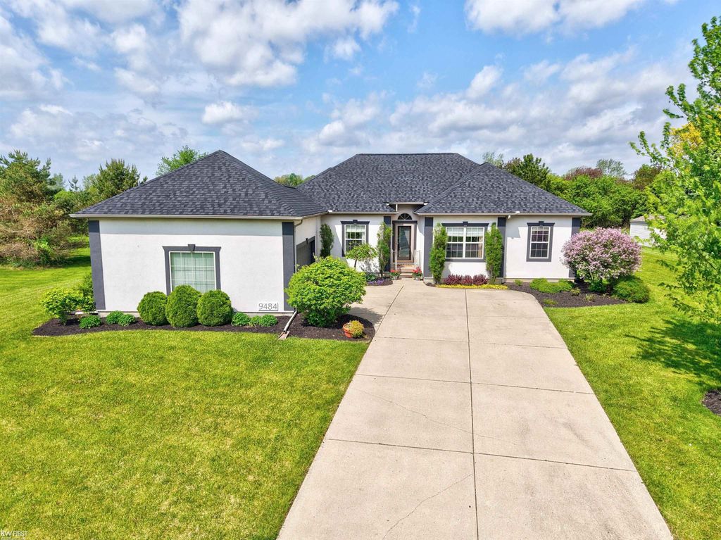 9484 Aspen View Drive, Grand Blanc, MI 48439