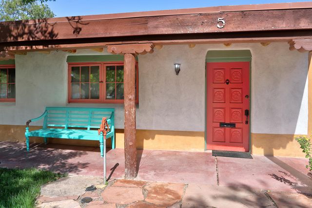 5 Chacon Place NW, Albuquerque, NM 87104
