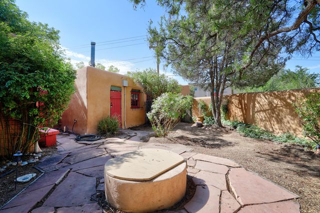 5 Chacon Place NW, Albuquerque, NM 87104