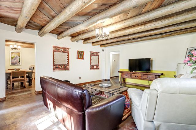 5 Chacon Place NW, Albuquerque, NM 87104