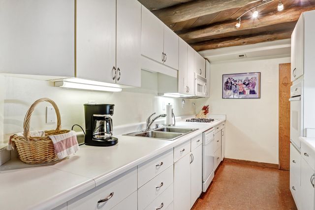 5 Chacon Place NW, Albuquerque, NM 87104