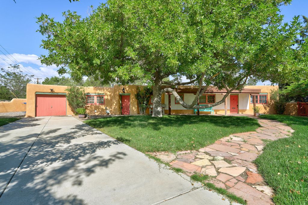 5 Chacon Place NW, Albuquerque, NM 87104