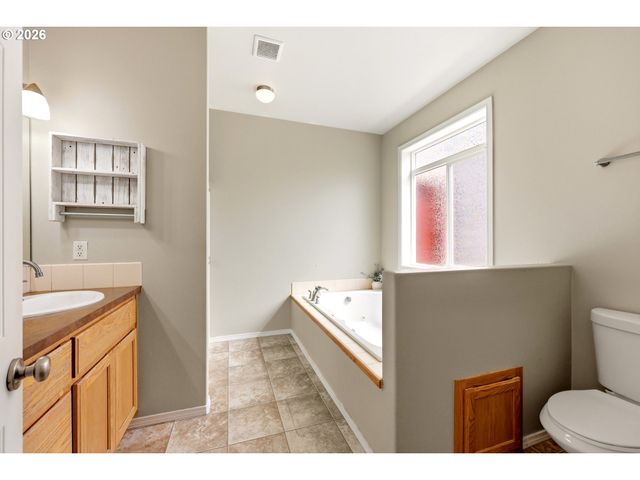 518 W 12TH Way, La Center, WA 98629