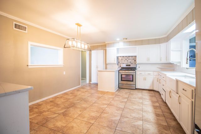 716 W Mississippi Street, Floydada, TX 79235