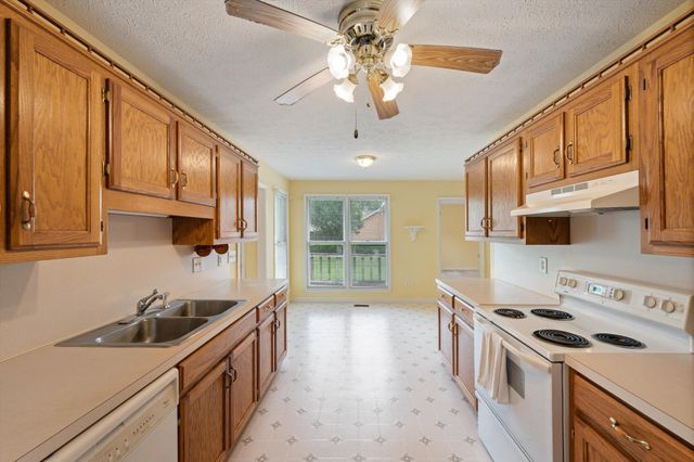 1725 Hollow Oak Dr, Lebanon, TN 37087