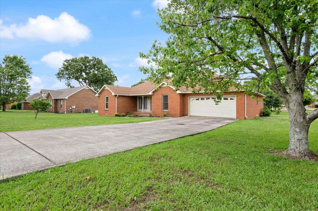 1725 Hollow Oak Dr, Lebanon, TN 37087