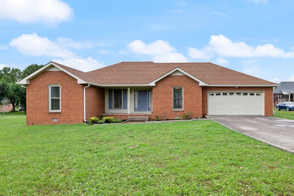 1725 Hollow Oak Dr, Lebanon, TN 37087