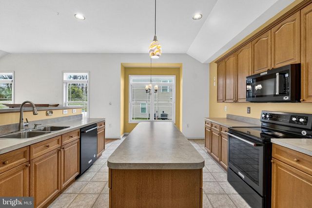 136 BROOKLINE DR, Charles Town, WV 25414