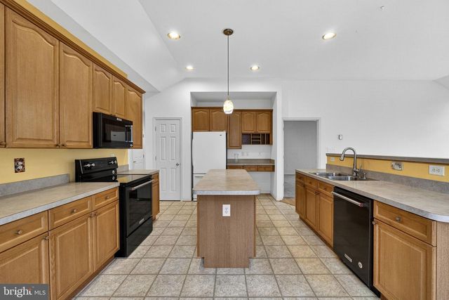 136 BROOKLINE DR, Charles Town, WV 25414