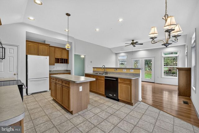 136 BROOKLINE DR, Charles Town, WV 25414