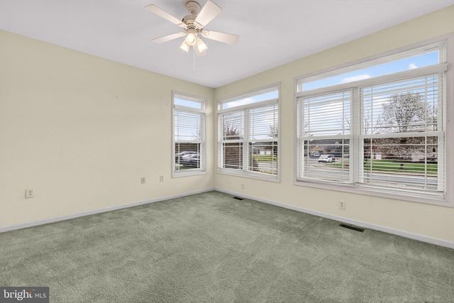 136 BROOKLINE DR, Charles Town, WV 25414