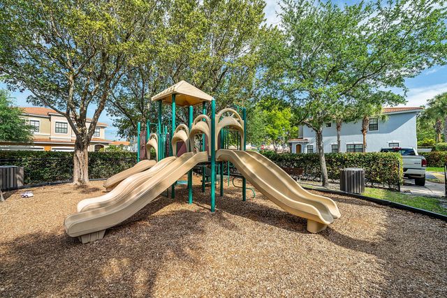 242 E Chrystie Circle, Delray Beach, FL 33484