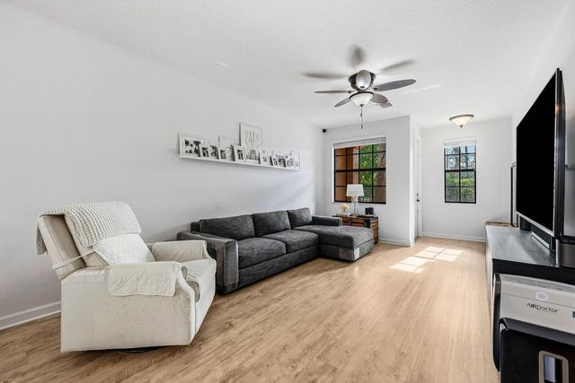 242 E Chrystie Circle, Delray Beach, FL 33484