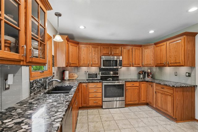 5549 Kensington Circle, Johnston, IA 50131