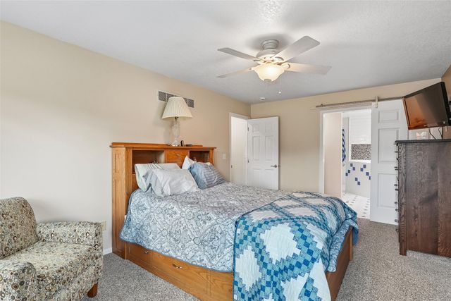5549 Kensington Circle, Johnston, IA 50131