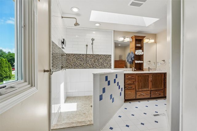 5549 Kensington Circle, Johnston, IA 50131