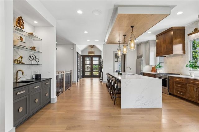 13704 Pembroke Lane, Leawood, KS 66224