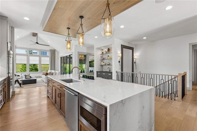 13704 Pembroke Lane, Leawood, KS 66224
