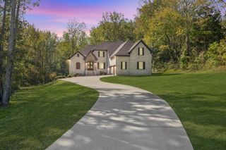 1040 Washington Dr, Cottontown, TN 37048