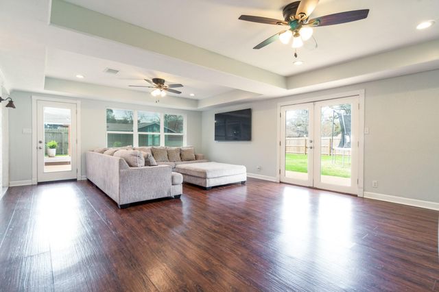 542 Sycamore Street, Lake Jackson, TX 77566