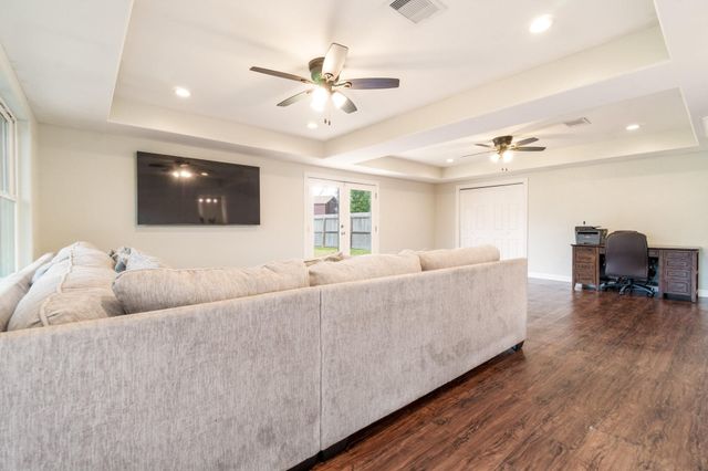 542 Sycamore Street, Lake Jackson, TX 77566