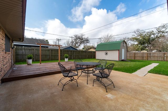 542 Sycamore Street, Lake Jackson, TX 77566