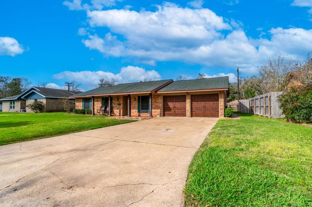 542 Sycamore Street, Lake Jackson, TX 77566