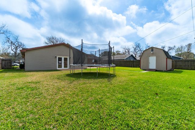 542 Sycamore Street, Lake Jackson, TX 77566