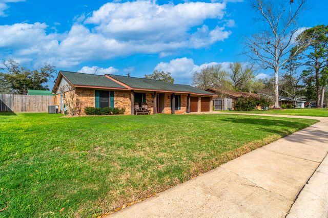 542 Sycamore Street, Lake Jackson, TX 77566