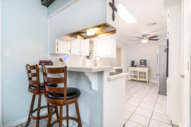 542 Sycamore Street, Lake Jackson, TX 77566