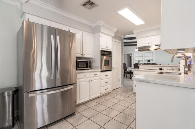 542 Sycamore Street, Lake Jackson, TX 77566