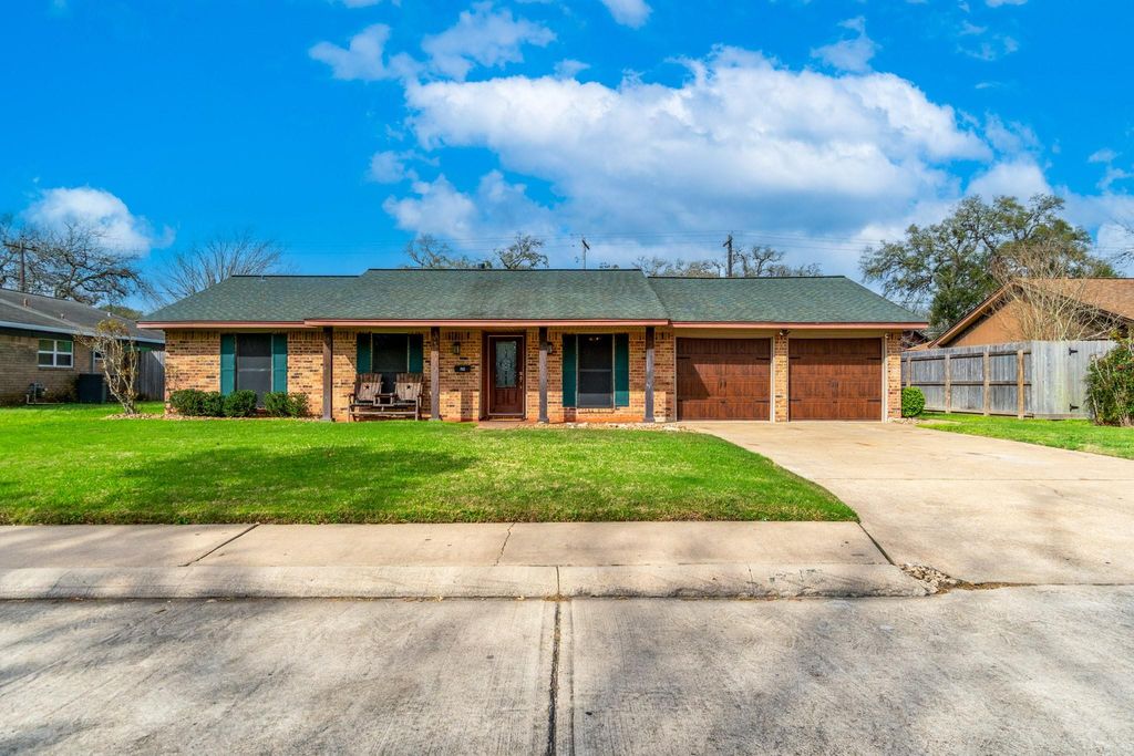 542 Sycamore Street, Lake Jackson, TX 77566