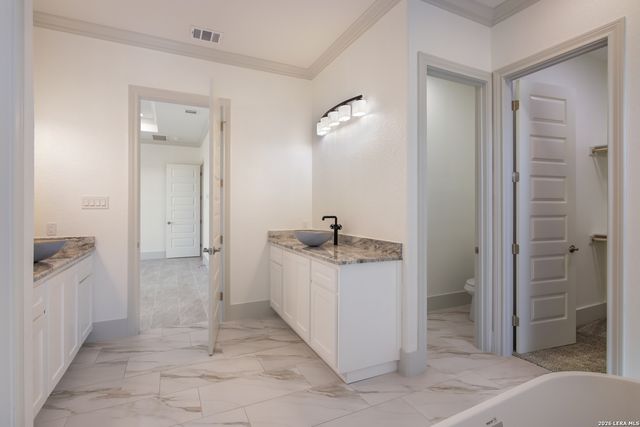 252 Venado Oaks, Castroville, TX 78009