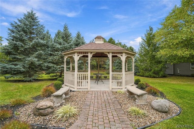 8088 Laurel Park Lane, Clarence, NY 14051