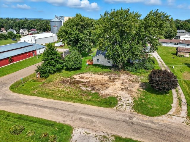 702 Central Avenue, Center Point, IA 52213