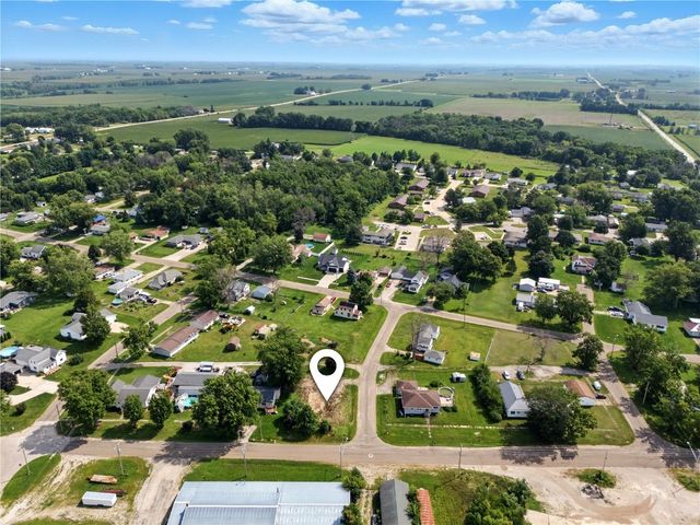 702 Central Avenue, Center Point, IA 52213