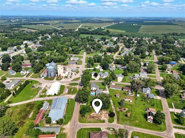 702 Central Avenue, Center Point, IA 52213