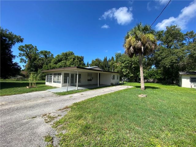 7906 Suncoast DR, North Fort Myers, FL 33917