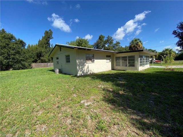 7906 Suncoast DR, North Fort Myers, FL 33917