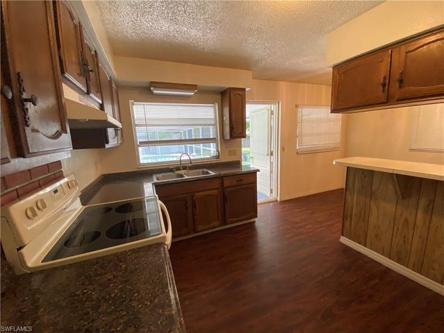 7906 Suncoast DR, North Fort Myers, FL 33917