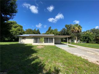 7906 Suncoast DR, North Fort Myers, FL 33917