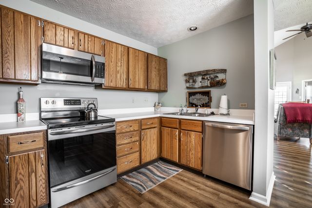 7404 Harbour Isle, Indianapolis, IN 46240
