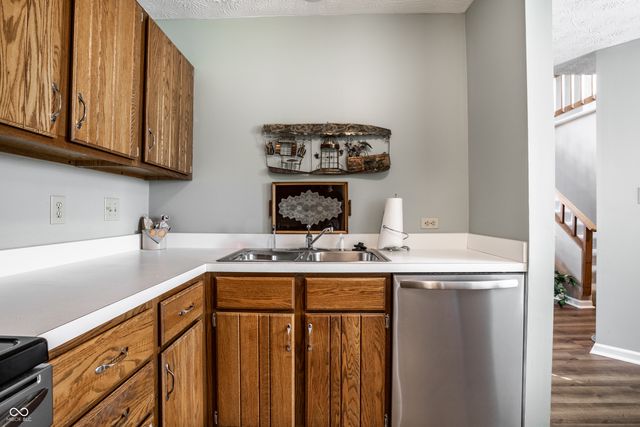 7404 Harbour Isle, Indianapolis, IN 46240