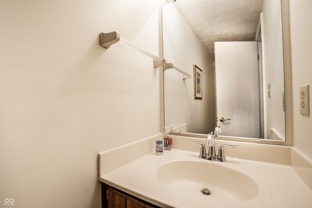 7404 Harbour Isle, Indianapolis, IN 46240