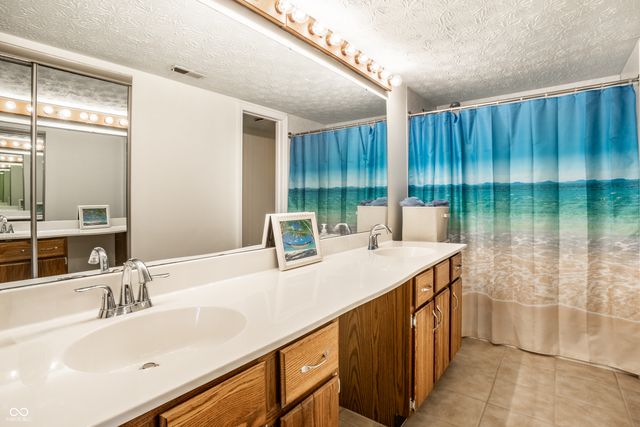 7404 Harbour Isle, Indianapolis, IN 46240