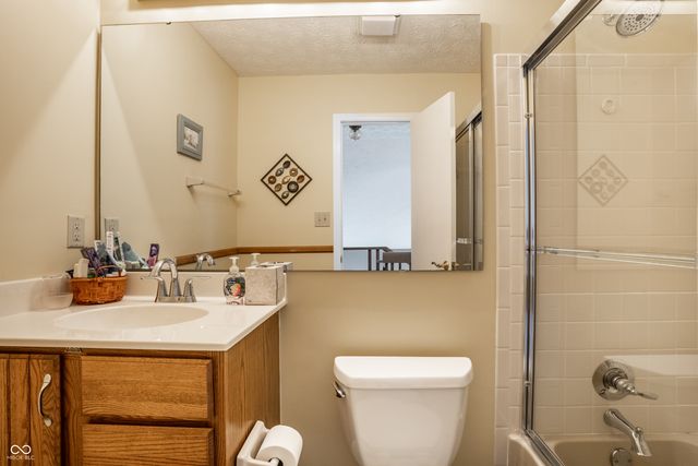 7404 Harbour Isle, Indianapolis, IN 46240