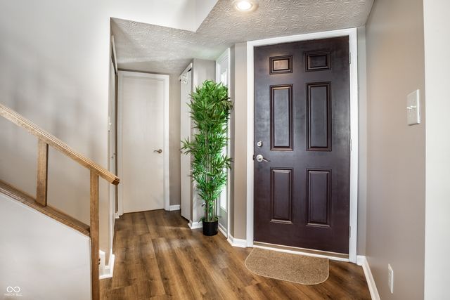7404 Harbour Isle, Indianapolis, IN 46240