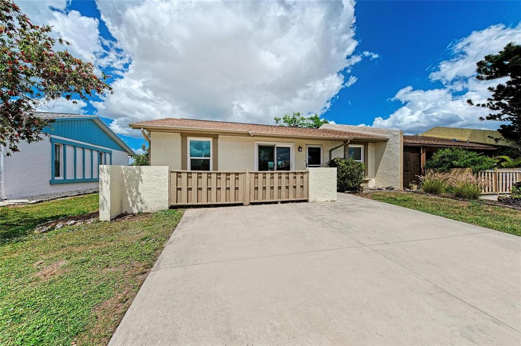 Image 5 of property listing at 4110 39TH AVE W, Bradenton, FL 34205