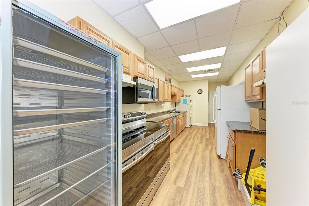 Image 55 of property listing at 4110 39TH AVE W, Bradenton, FL 34205