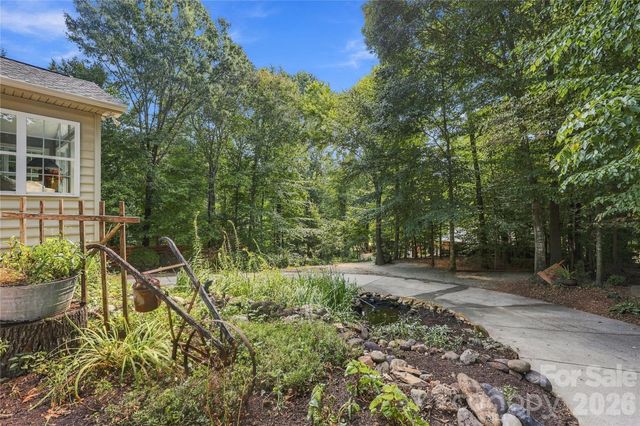 232 Pebble Stone Lane, Matthews, NC 28104